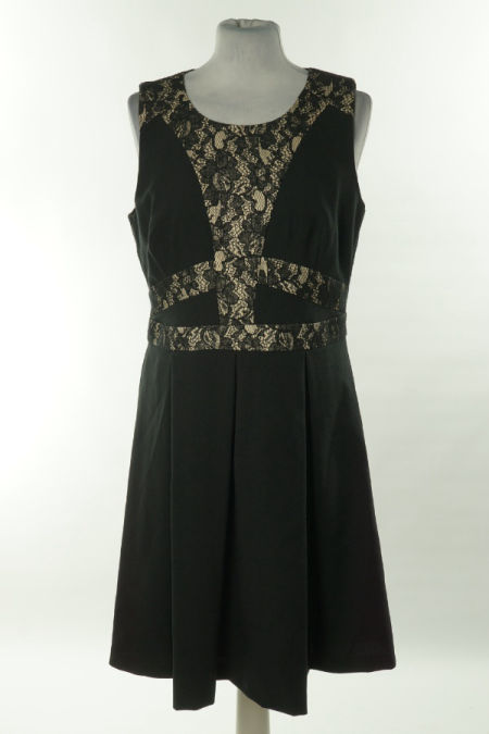 Sukienka czarna z koronkową wstawką
