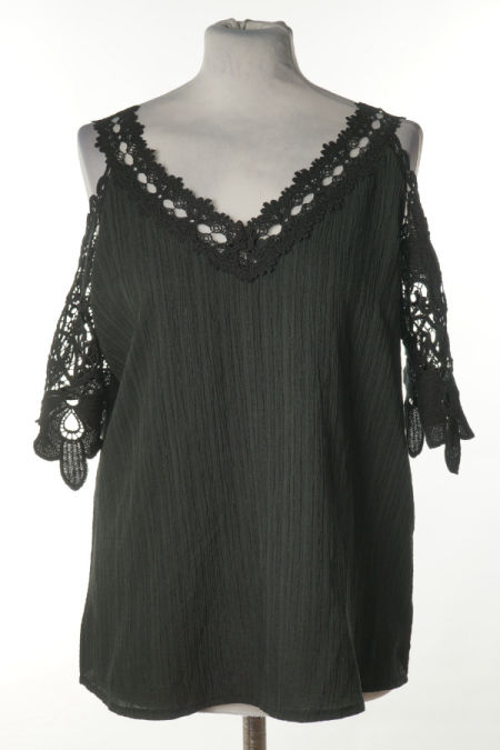 Bluzka czarna z ażurowymi, opadającymi rękawami