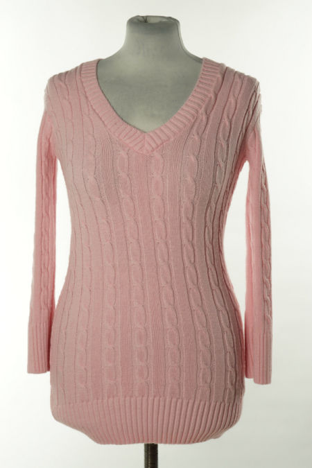 Sweter różowy z warkoczykowym splotem