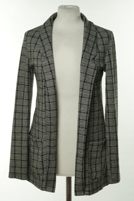 Narzutka sweterkowa w czarno - biała kratkę