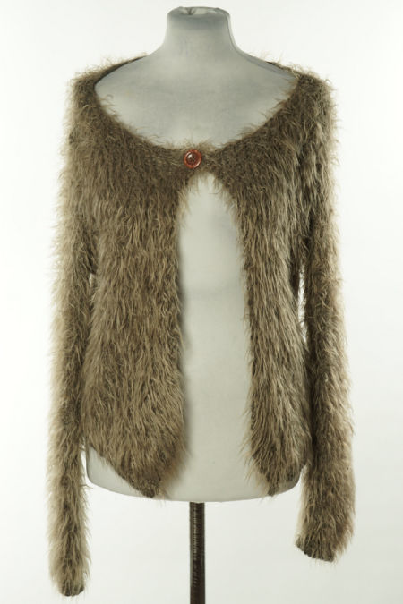 Narzutka zapinana na guzik włochata