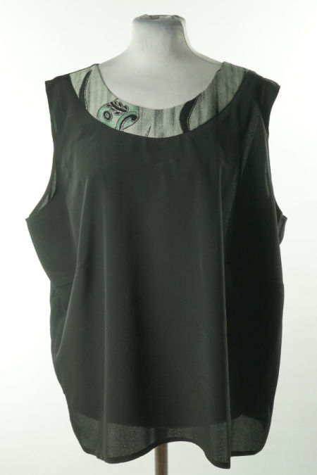 Bluzka czarna na ramiączkach z miętowym zdobieniem przy dekolcie 