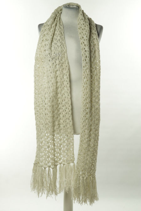 Szal kremowy sweterkowy ażurowy