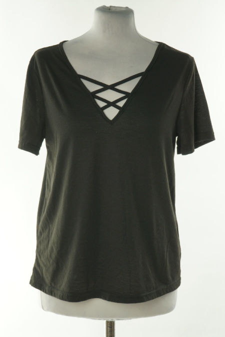 Koszulka czarna z wycięciem z przodu