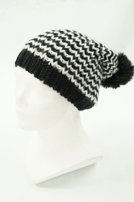 Czapka biało-czarna z pomponem