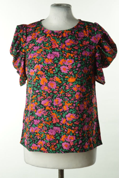 Bluzka w kwiaty z falbanką na ramionach 