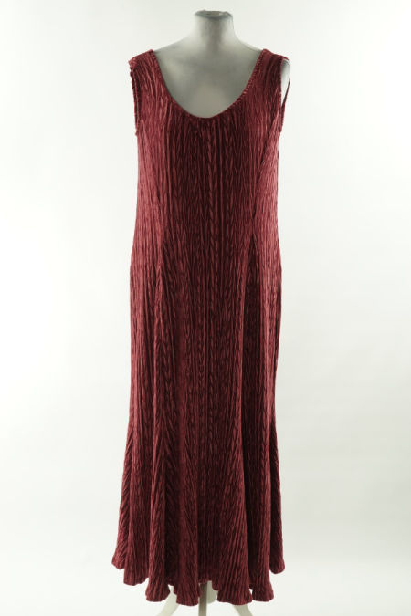 Sukienka bordowa z tłoczonym wzorem