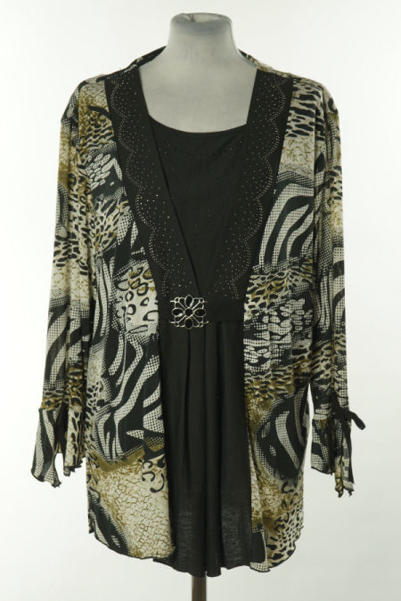 Bluzka biało-czarna z ozdobną klamrą