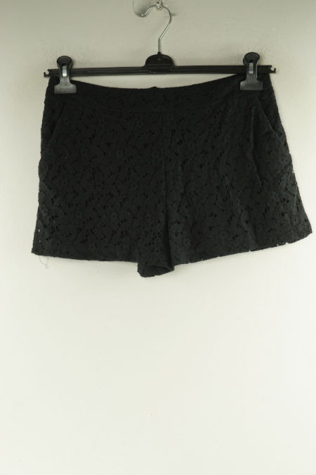 Krótkie spodenki materiałowe koronkowe