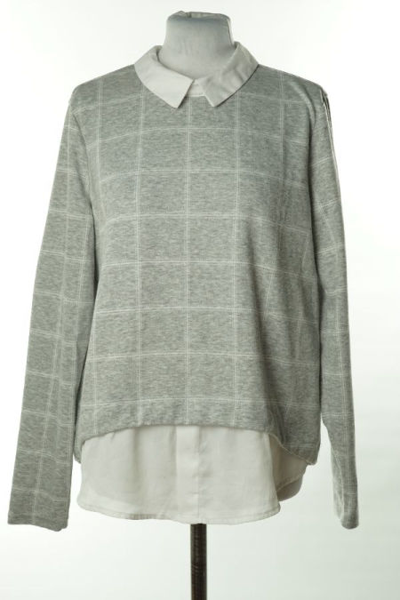 Sweter szary w kratkę z białą koszulą