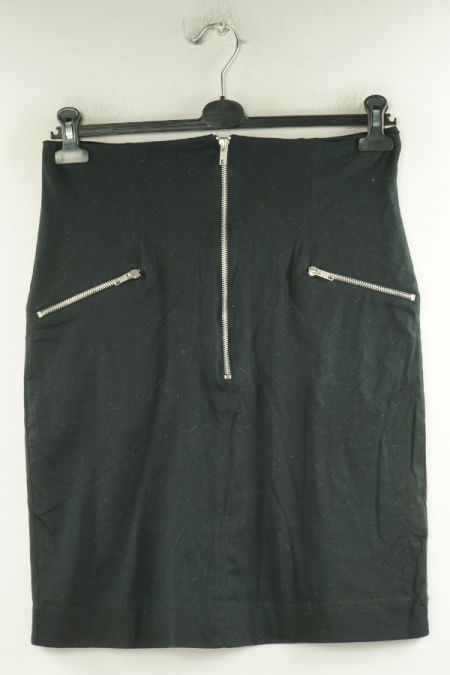 Spódnica czarna z ozdobnymi suwakami