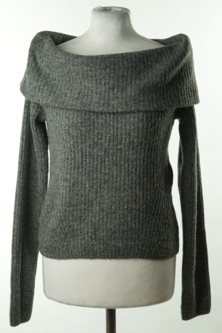 Sweter szary na ramię 