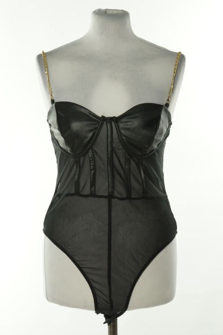 Body czarne na złotych łańcuszkach