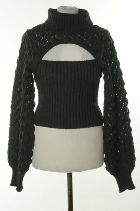 Sweter czarny z wycięciem