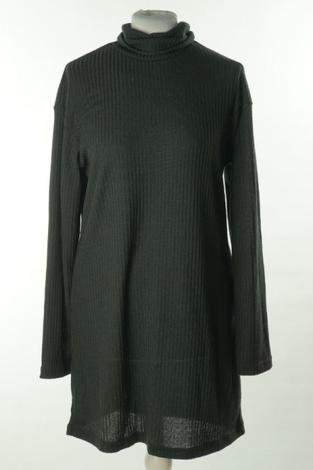 Sukienka czarna prążkowana z golfem