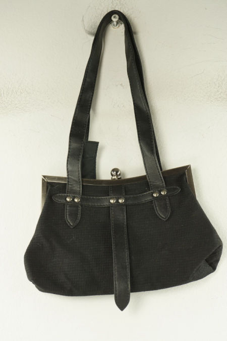 Torebka czarna materiałowa na krótkim pasku