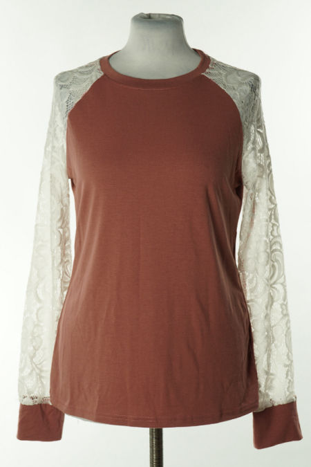 Bluzka brudny róż z białymi ażurowymi rękawami