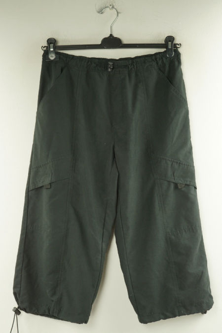 Spodnie za kolano czarne z dużymi kieszeniami