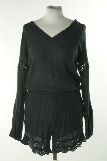 Kombinezon krótki czarny z ażurowymi wstawkami