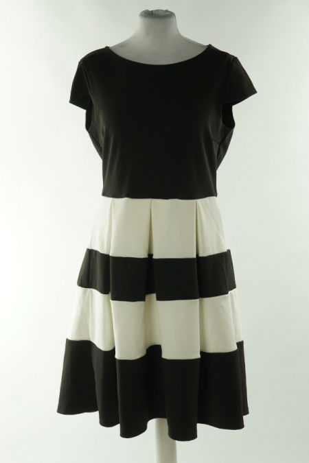 Sukienka czarna z dołem w paski