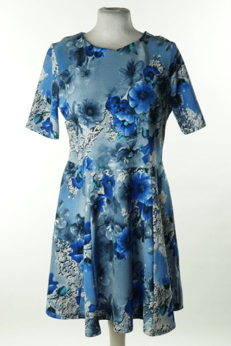 Sukienka niebieska kwiecista, rozkloszowana