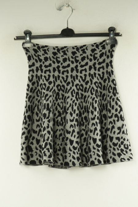 Spódnica sweterkowa w czarne cętki