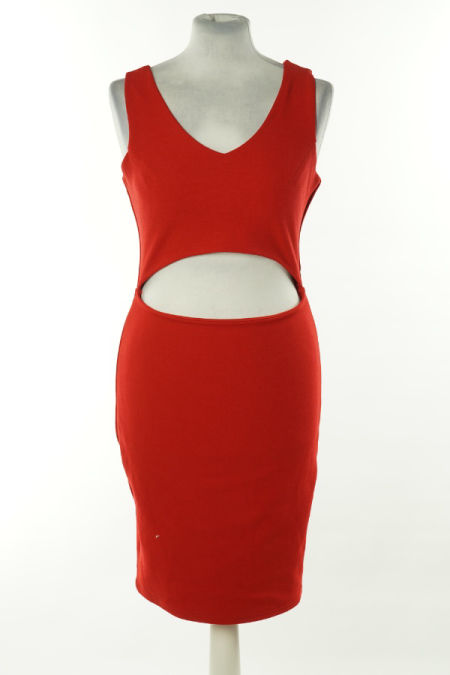 Sukienka czerwona z wycięciem