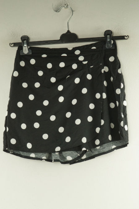 Krótkie spodenki materiałowe czarne w białe kropki