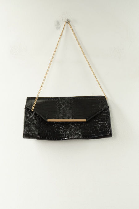 Torebka czarna wężowa lakierowana na złotym łańcuszku 