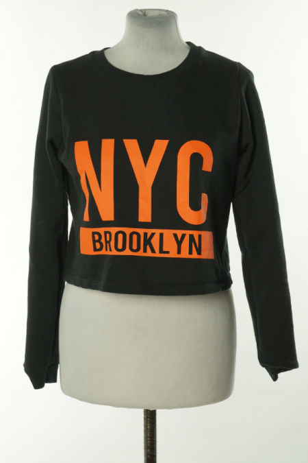 Bluza krótka czarna z pomarańczowym napisem