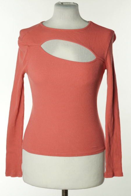 Bluzka różowa prążkowana z wycięciem