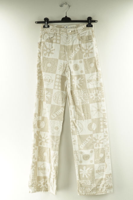 Spodnie biało-beżowe w kwadraty i wzory