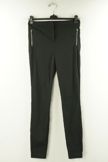 S[podnie czarne z kieszeniami na suwaki