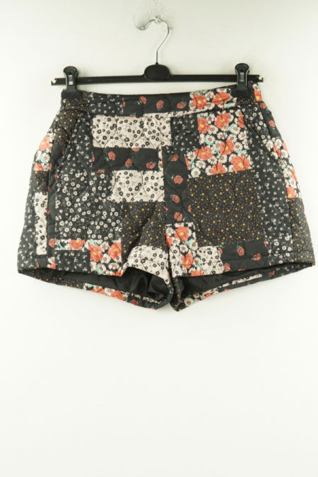 Krótkie spodenki pikowane w kwiaty