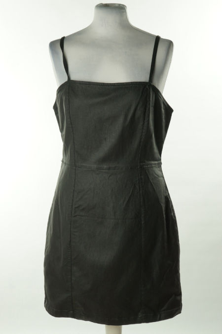 Sukienka czarna elastyczna na cienkich ramiączkach