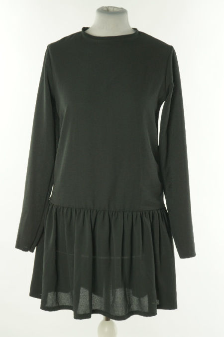 Sukienka czarna z falbanką