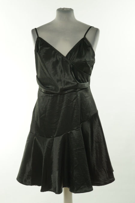 Sukienka czarna a'la satyna falbaniasta