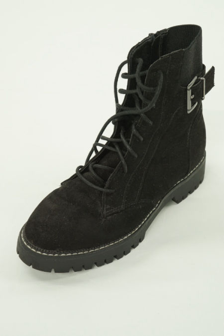 Botki czarne zamszowe z klamrą