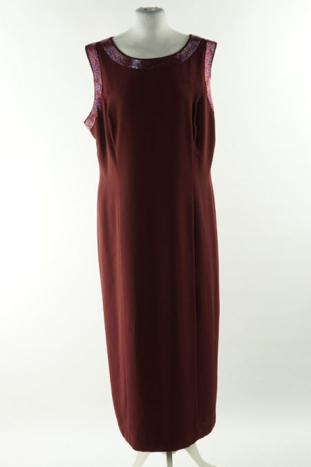 Sukienka bordowa z ozdobnymi koralikami