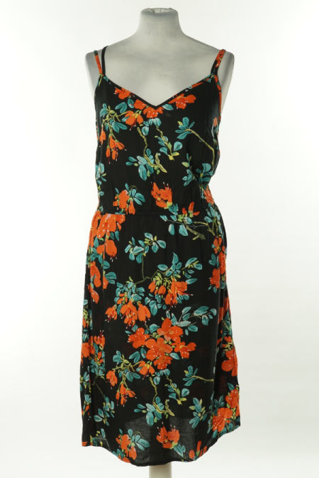 Sukienka czarna w czerwono-niebieskie kwiaty