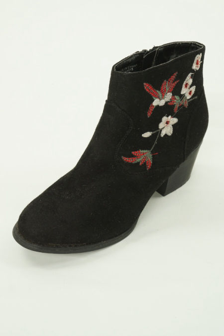 Botki czarne z wyszywanymi kwiatami