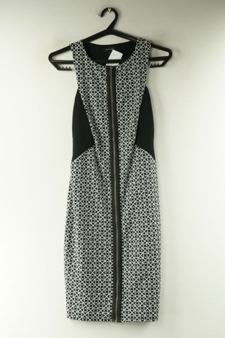 Sukienka z suwakiem z przodu czarna w białe wzory