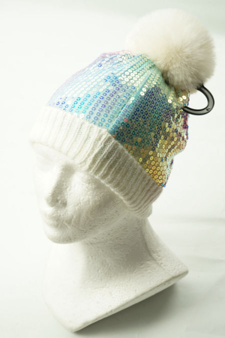 Czapka wielokolorowa-cekiny z pomponem