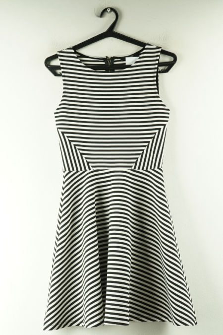 Sukienka w czarno-białe paski 