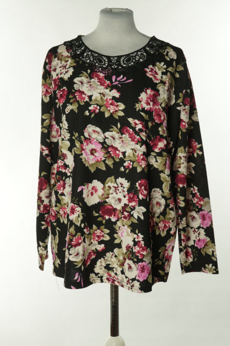 Bluzka czarna w kwiaty z ażurowym kołnierzem