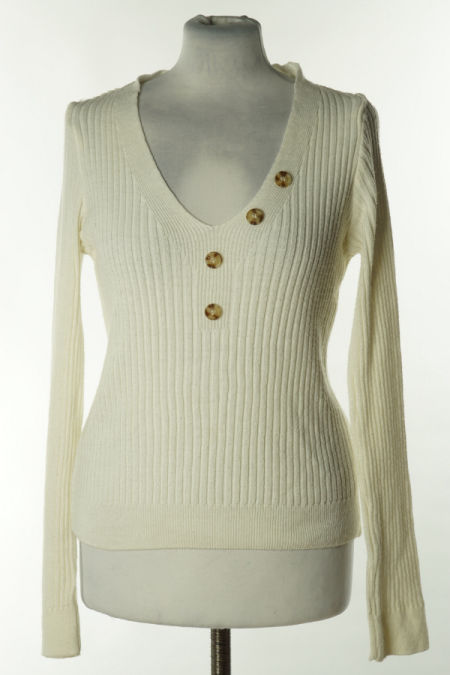 Sweter kremowy z ozdobnymi guzikami