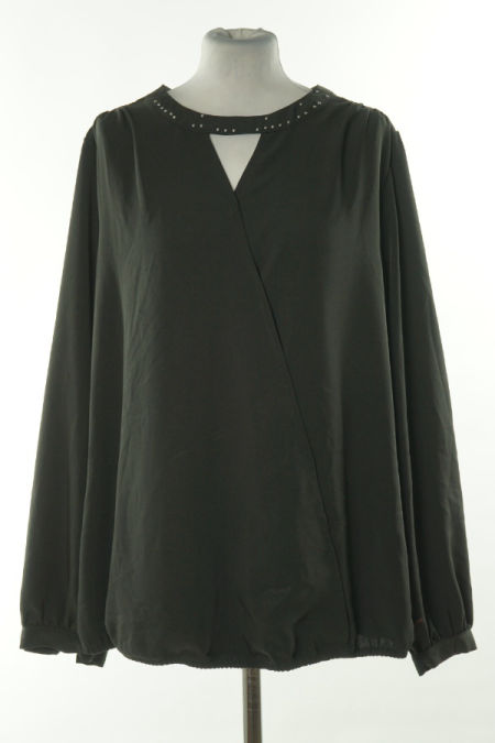 Bluzka czarna z dżetami przy dekolcie