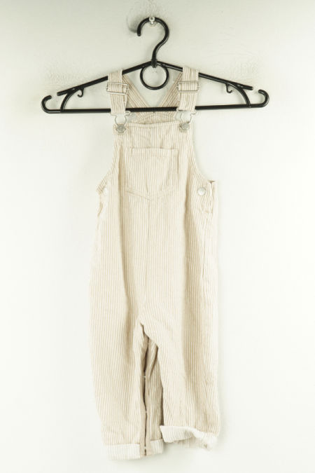 Spodnie jeansowe ogrodniczki beżowe w białe paski