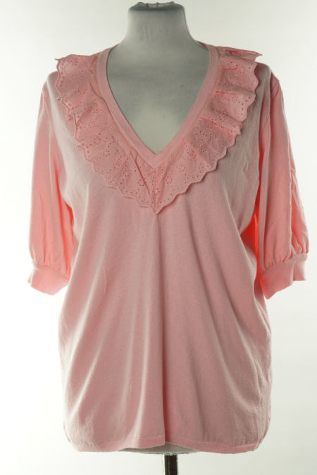 Bluzka różowa z koronka przy dekolcie 