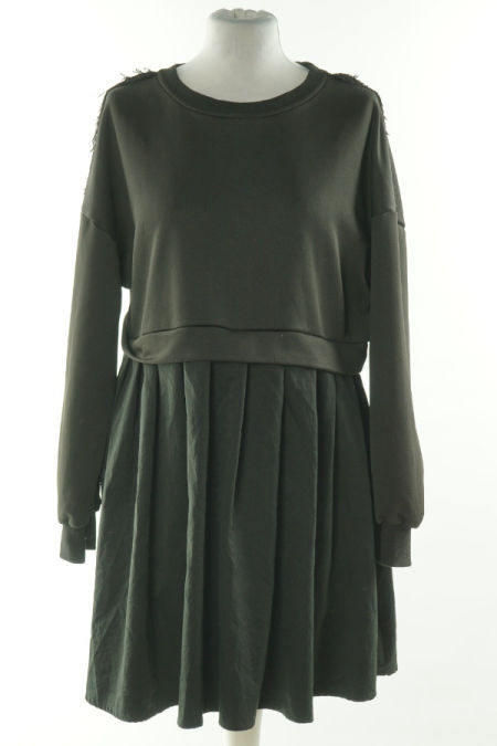 Sukienka czarna z odcinanym dołem